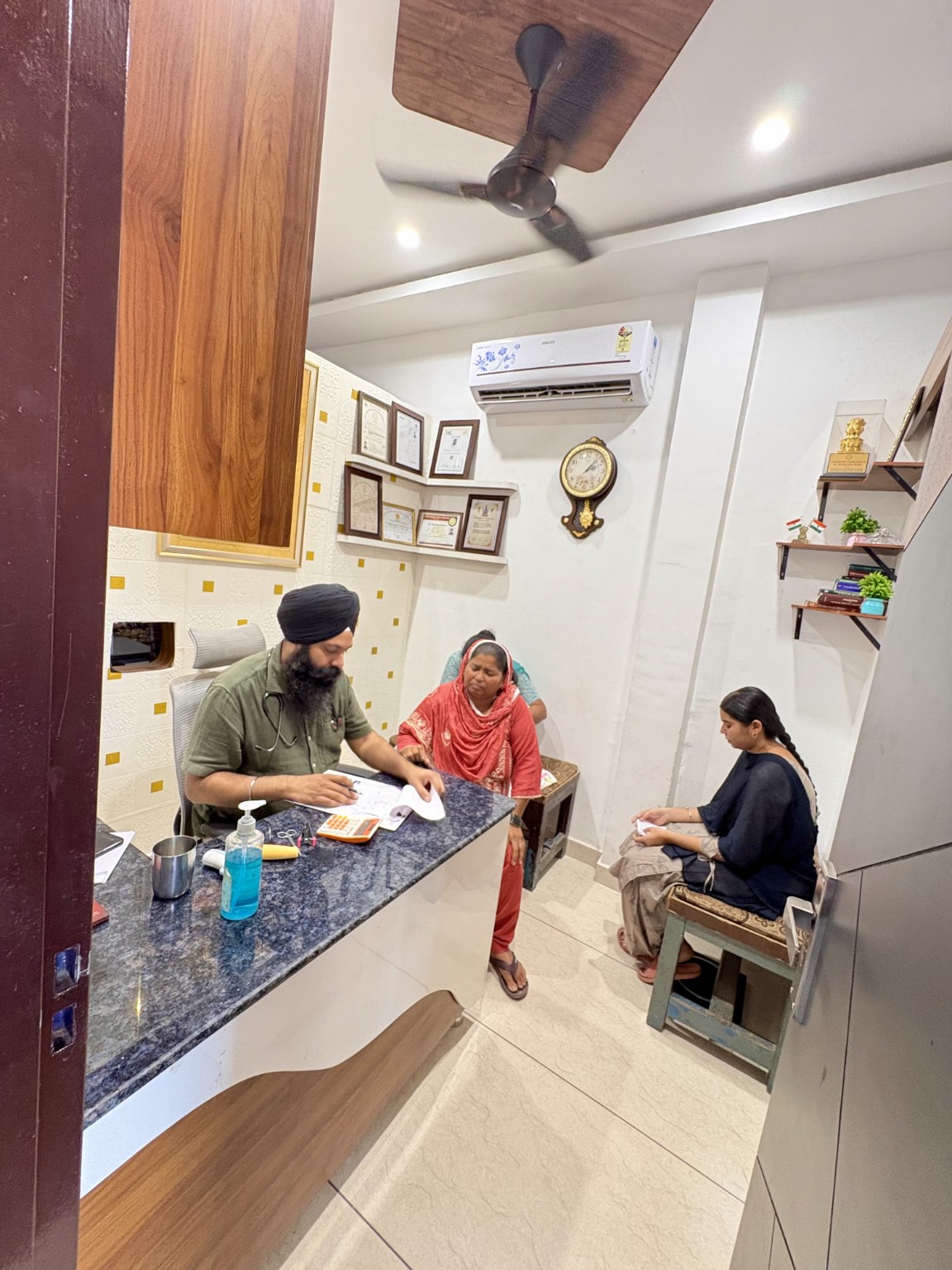 Dr. Bhupinder Singh consulting a patient at Kalgidhar Clinic